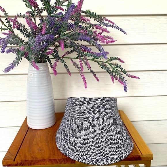 Women’s Stylish Black and White Woven Visor New Without Tags! - Picture 2 of 5